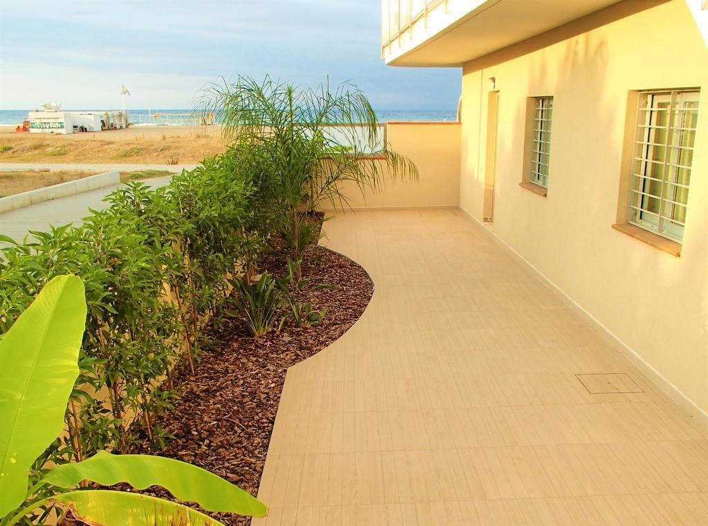 Apartamentos Voramar Castelldefels Dış mekan fotoğraf
