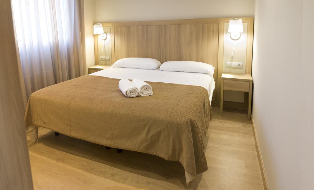 Apartamentos Voramar Castelldefels Dış mekan fotoğraf