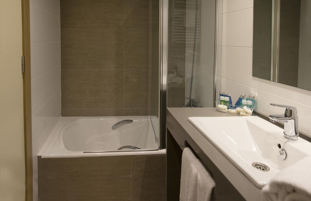 Apartamentos Voramar Castelldefels Dış mekan fotoğraf