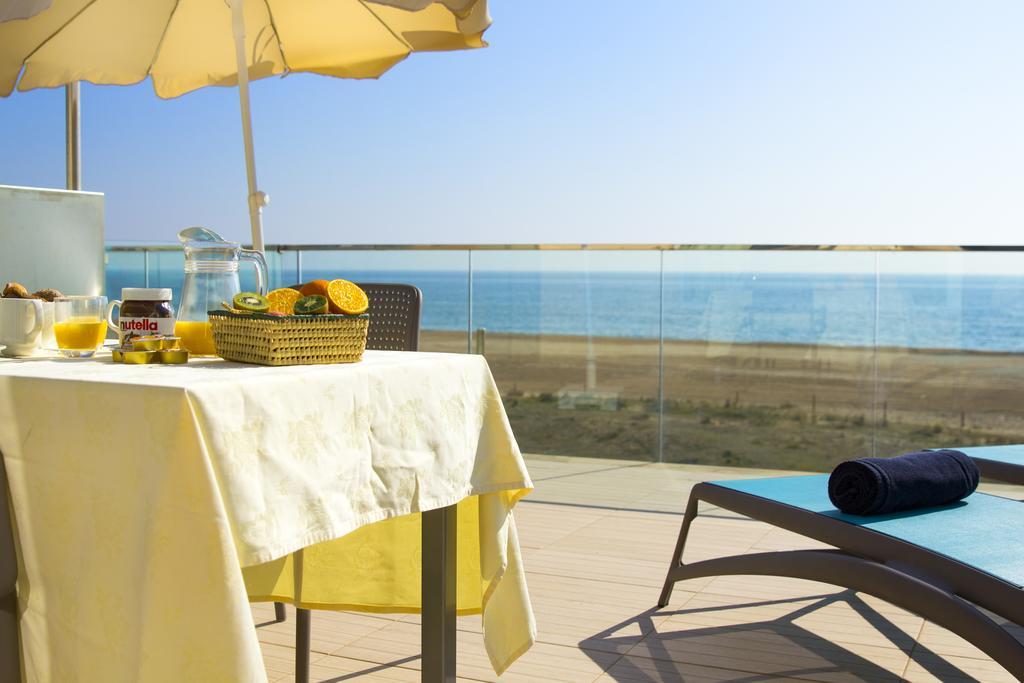 Apartamentos Voramar Castelldefels Dış mekan fotoğraf